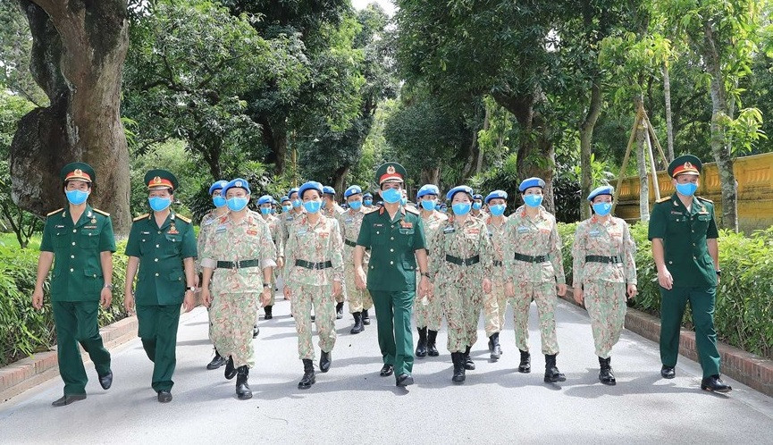 Visitan el conjunto de reliquias de Ho Chi Minh en el Palacio Presidencial. (Foto: VNA)