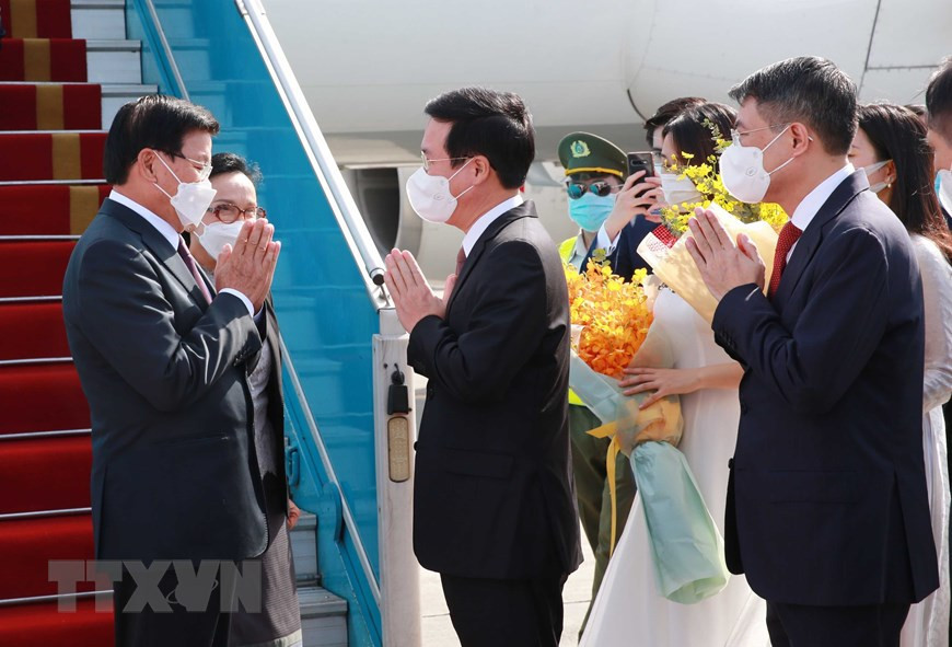 Vo Van Thuong, miembro del Buró Político y permanente del Secretariado del PCV, da la bienvenida al secretario general del PPRL y presidente de Laos, Thongloun Sisoulith, y su esposa en el Aeropuerto Internacional Noi Bai en Hanoi. (Foto: VNA)