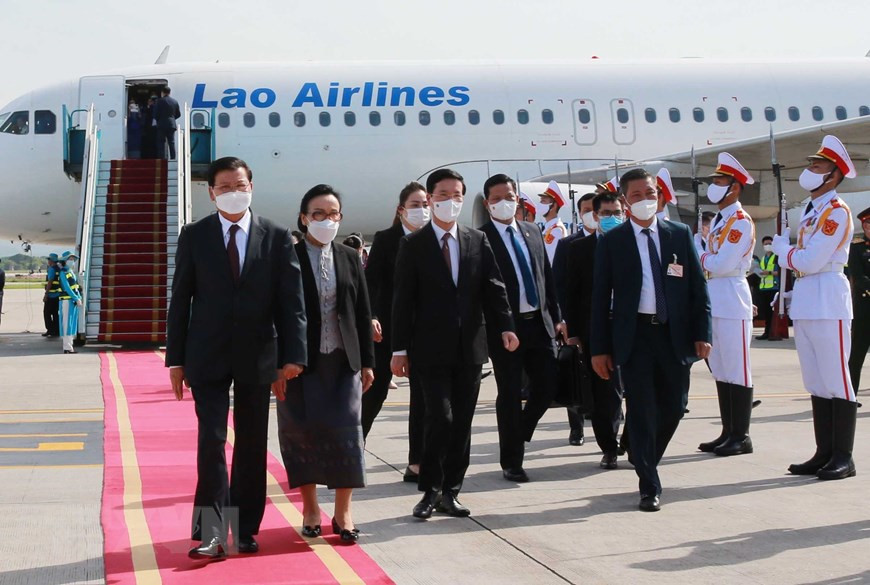 Vo Van Thuong, miembro del Buró Político y permanente del Secretariado del PCV, da la bienvenida al secretario general del PPRL y presidente de Laos, Thongloun Sisoulith, y su esposa en el Aeropuerto Internacional Noi Bai en Hanoi. (Foto: VNA)