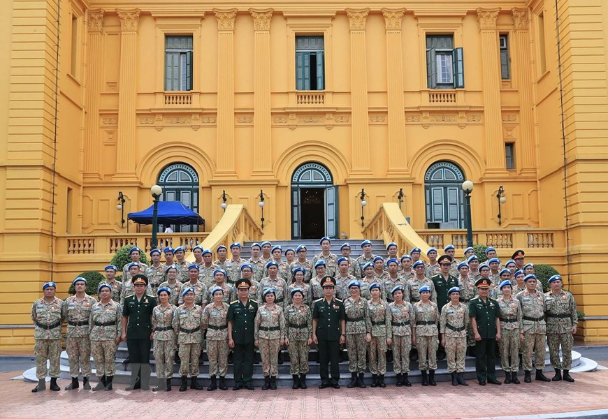 Visitan el conjunto de reliquias de Ho Chi Minh en el Palacio Presidencial. (Foto: VNA)