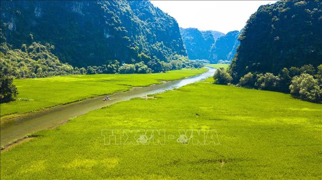 Vista aérea de los campos que se extienden desde el pie de la montaña hasta la orilla del río. Foto: VNA