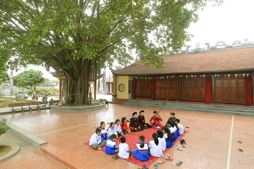 Los miembros del club de Ca Tru de la aldea Dong Mon se reúnen y actúan todos los sábados por la tarde en el Templo de Dong Mon (Fuente: VNA)