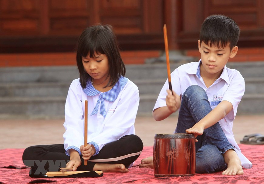 Los practicantes jóvenes preservarán y continuarán la tradición de Ca Tru (canto ceremonial) de las generaciones anteriores (Fuente: VNA)