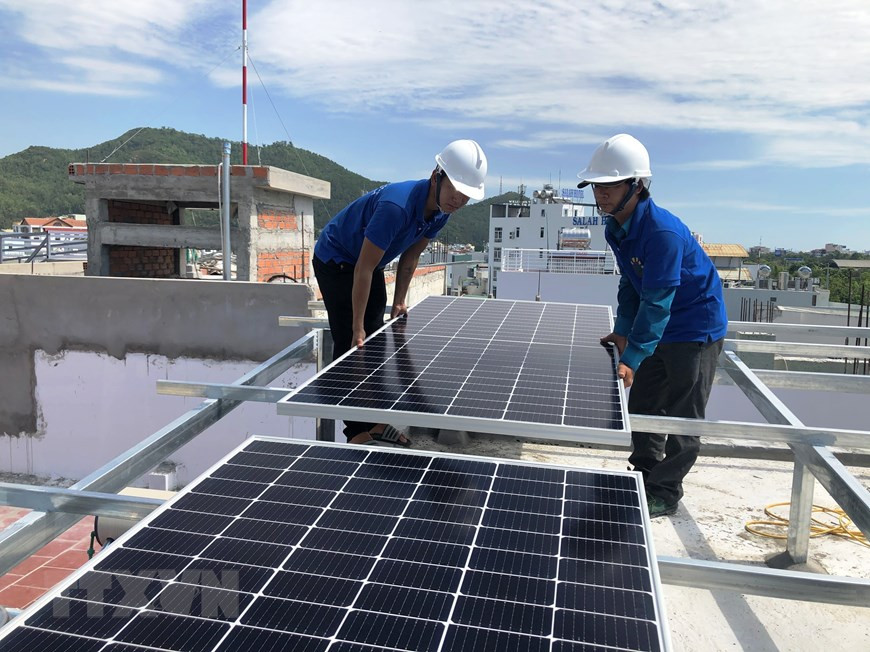 La instalación del sistema de energía solar para hogares en la ciudad de Quy Nhon, provincia de Binh Dinh (Fuente: VNA)