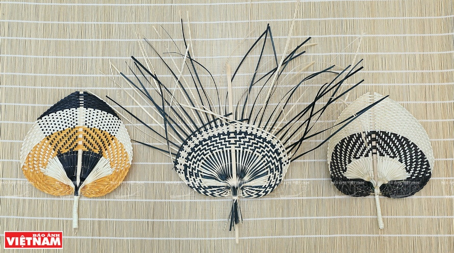 Las lámparas de arte y abanicos hechos a mano con hojas en la aldea de oficio de los distritos de Binh Phu y Thach Xa. (Fuente: VNA)