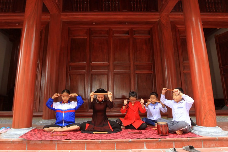 Una escenografía preparada para la actuación del club de Ca Tru de la aldea Dong Mon (Fuente: VNA)