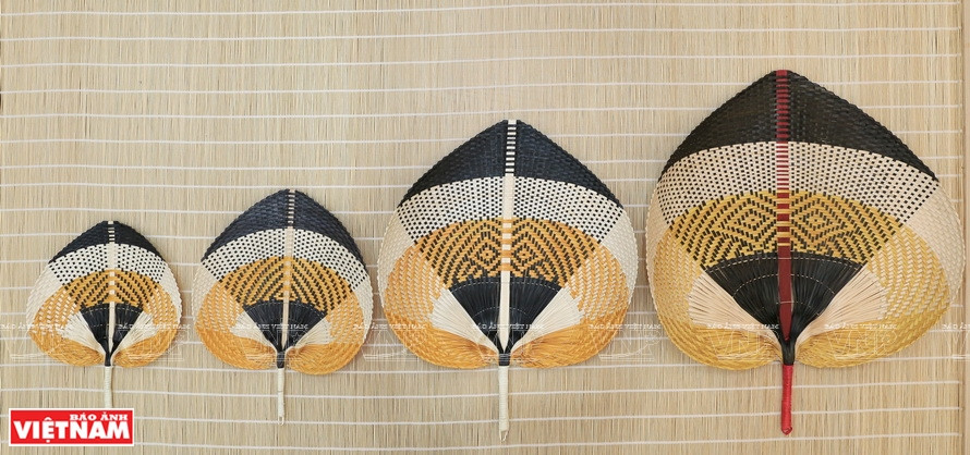 Las lámparas de arte y abanicos hechos a mano con hojas en la aldea de oficio de los distritos de Binh Phu y Thach Xa. (Fuente: VNA)