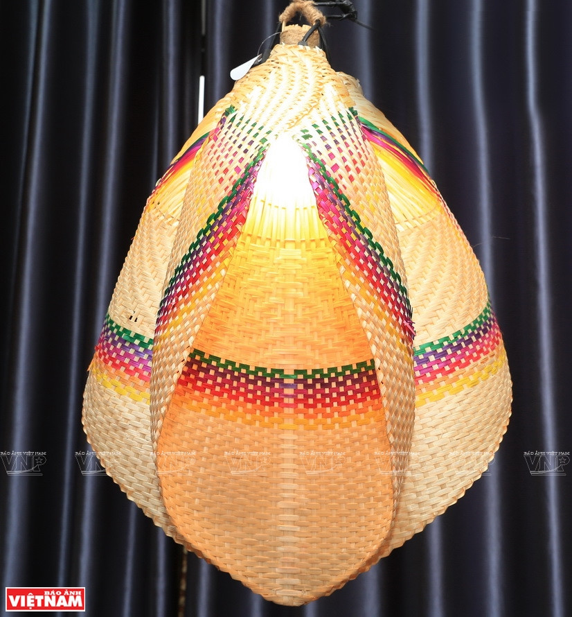 Los abanicos hechos a mano con hojas (Fuente: VNA)