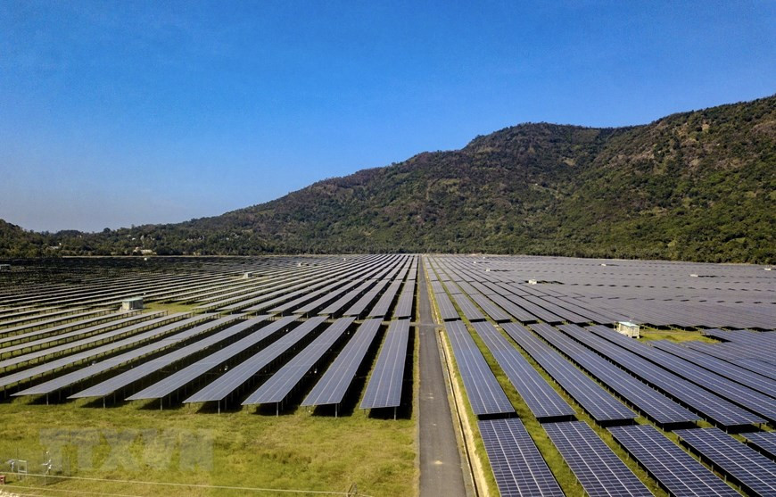 La energía renovable se previó convertirse en la mayor fuente eléctrica del mundo para 2025, reemplazando la energía fósil. En Vietnam, se ha desarrollado de forma impresionante, con una producción acumulada de 17 mil megavatios. La planta de energía solar Sao Mai en la provincia de An Giang tiene una capacidad total de 210 megavatios pico, contribuyendo anualmente casi 400 millones de kilovatios por hora a la red nacional de electricidad. (Fuente: VNA)