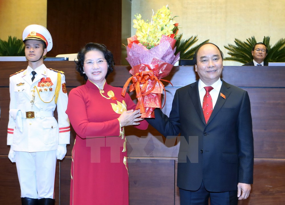 La presidenta del parlamento, Nguyen Thi Kim Ngan, felicita a Xuan Phuc (Fuente: VNA)