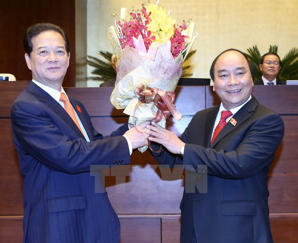 Xuan Phuc felicita a su predecesor, Nguyen Tan Dung (Fuente: VNA)