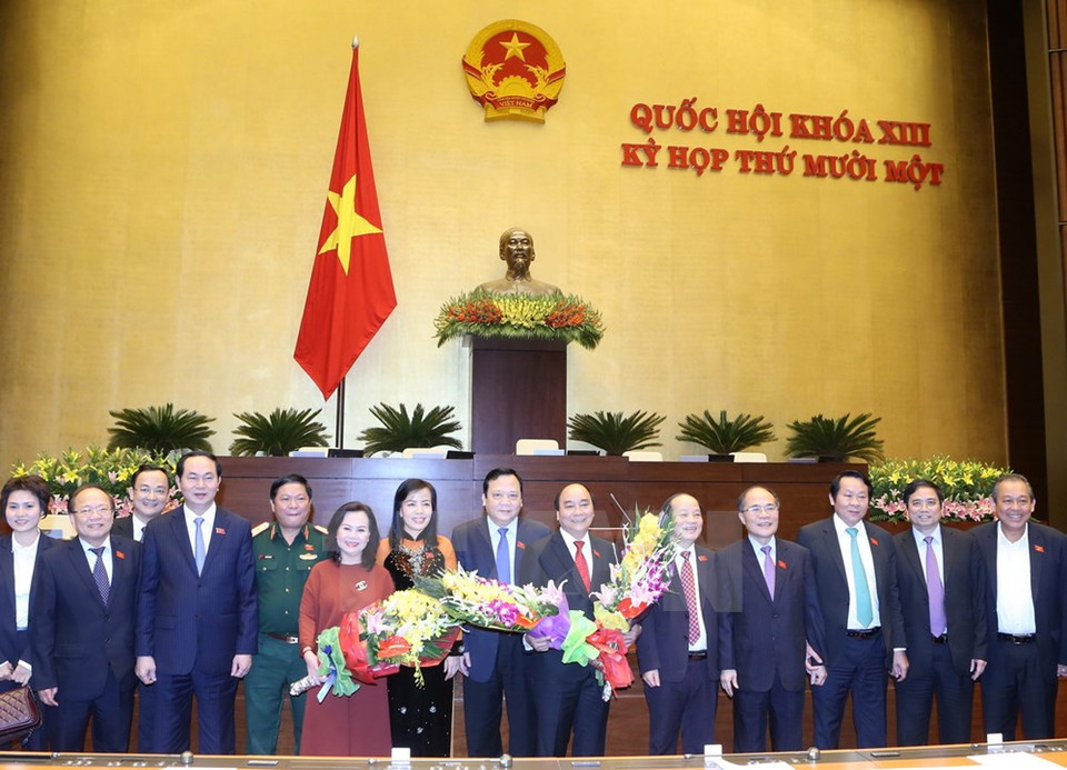 Líderes partidistas y estatales congratulan a Xuan Phuc (Fuente: VNA)