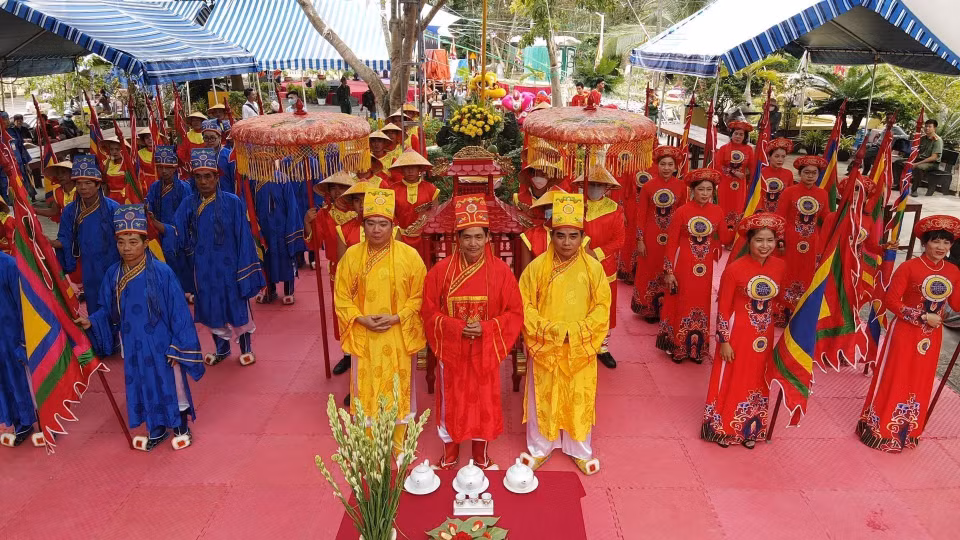 Un rito en el templo An Son, distrito de Con Dao, provincia de Ba Ria-Vung Tau. (Foto: VNA)