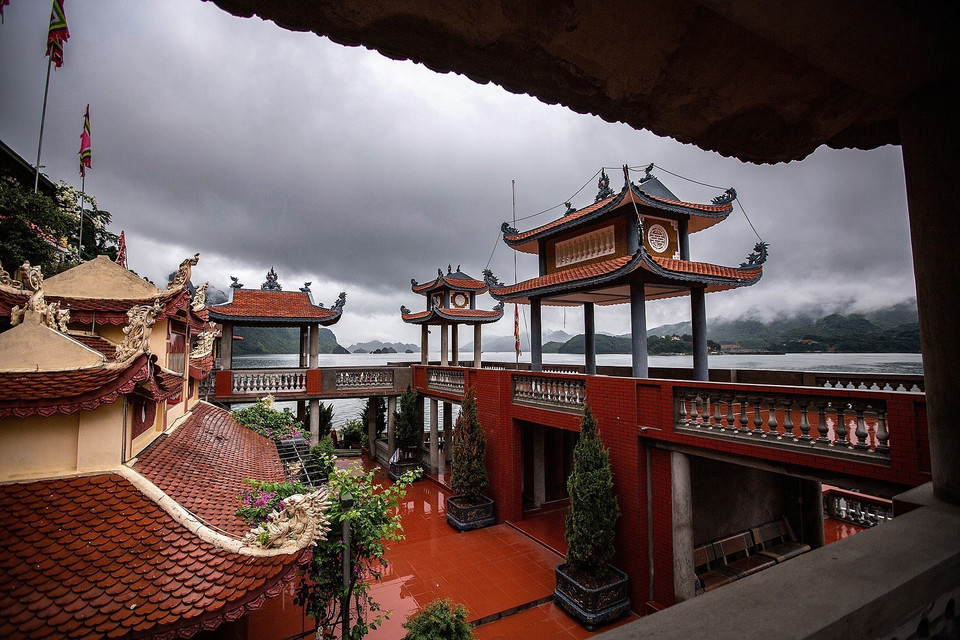 El templo de Thac Bo es un famoso destino turístico de la provincia de Hoa Binh. (Foto: VNA)