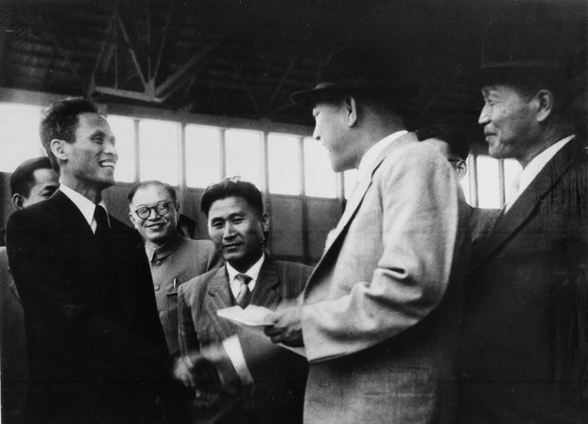 El vicepremier Van Dong se despidió del canciller norcoreano Nam Il, en el aeropuerto de Ginebra. 