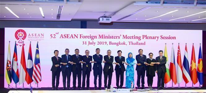 Cancilleres de ASEAN posan para foto grupal. (Foto: VNA)