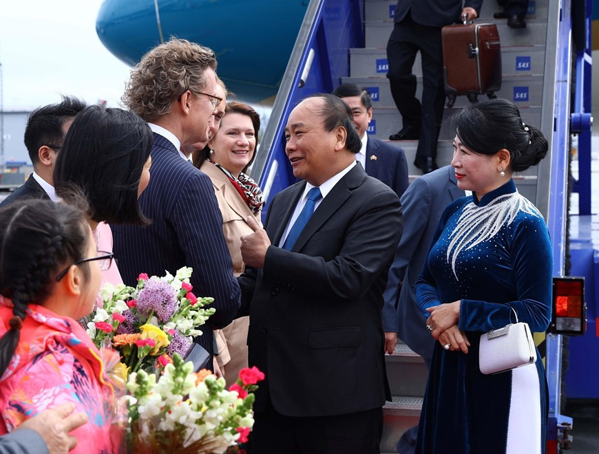 La ministra de Comercio y Asuntos Nórdicos de Suecia, Ann Linde, y el embajador sueco en Vietnam, Pereric Högberg, reciben al premier Nguyen Xuan Phuc en el Aeropuerto Internacional Arlanda, en Estocolmo. (Foto: VNA)