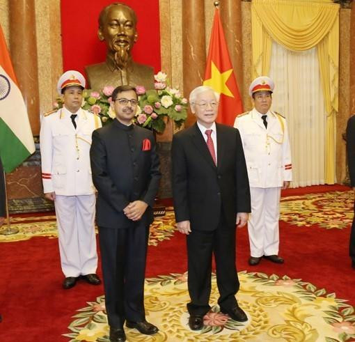 Embajador de India, Pranay Kumar Verma, entregó a Nguyen Phu Trong sus cartas credenciales. (Foto: VNA)