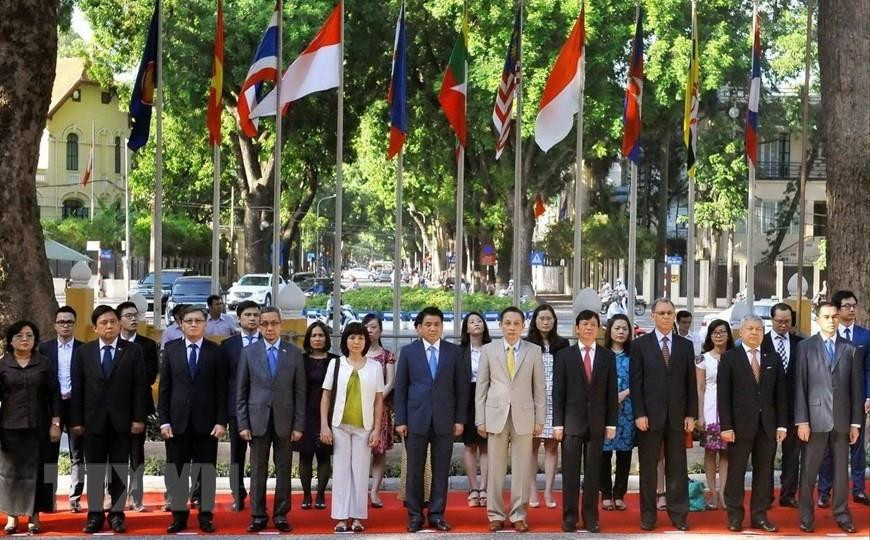 Los delegados asistieron a la ceremonia de izamiento de la bandera de la ASEAN en ocasión del 49 aniversario de su Fundación, el 8 de agosto de 2016. (Foto: VNA)