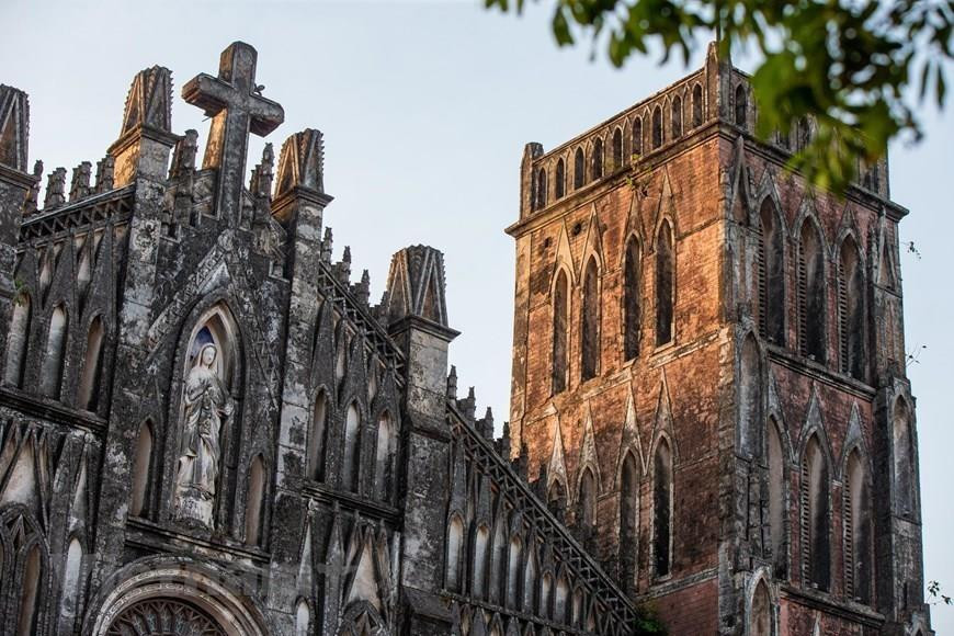 El campanario de la iglesia tiene un peso de casi 2,5 toneladas. (Foto: VNA)