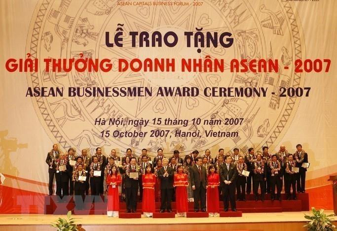 Ceremonia de entrega de premios a empresarios de la ASEAN en el Centro Nacional de Convenciones de Hanoi, el 15 de octubre de 2007. (Foto: VNA)