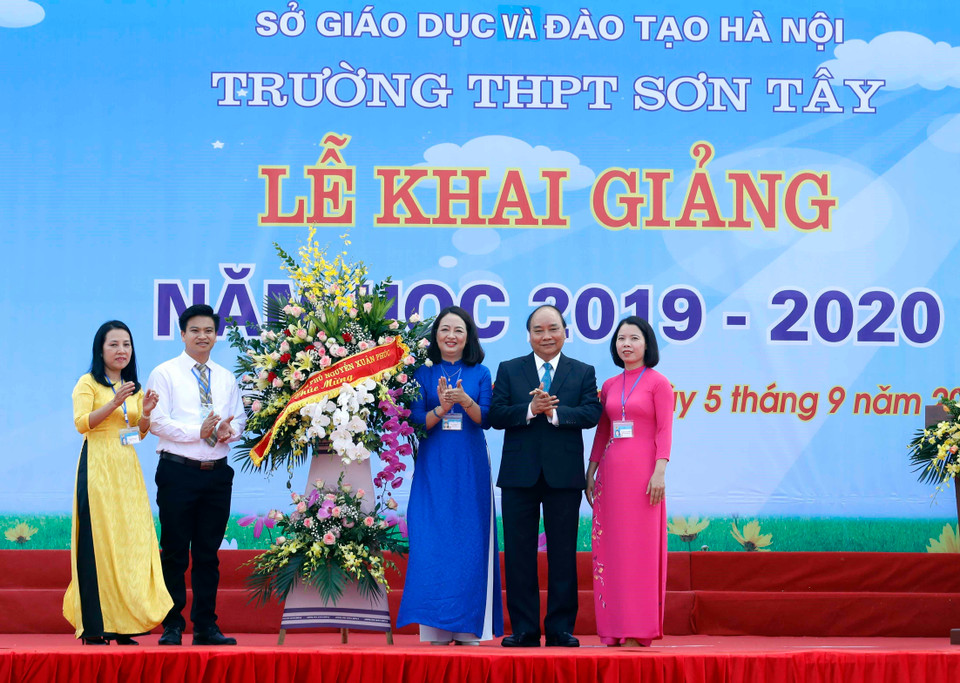 Primer ministro vietnamita, Nguyen Xuan Phuc, participa en el inicio del nuevo curso escolar en escuela Tay Son. (Fuente: VNA)