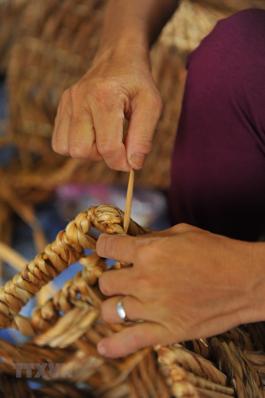 La fabricación de cestas. (Foto: VNA)