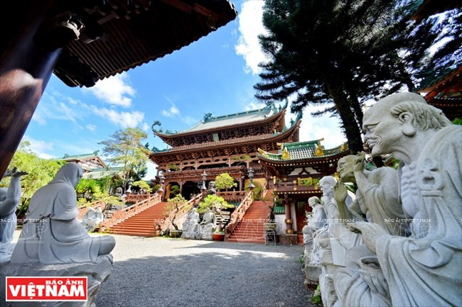 Las estatuas de piedra de los arhats se colocan dentro de la zona principal. (Foto: VNA)