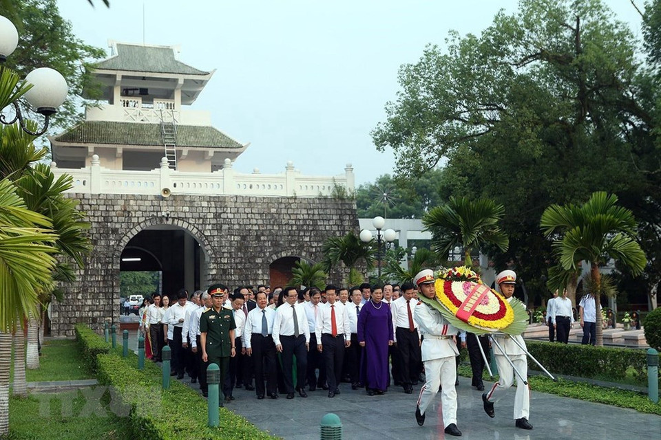 Tong Thi Phong, miembro del Buró Político del Partido Comunista y vicepresidenta de la Asamblea Nacional, y Vo Van Thuong, miembro del Buró Político, Secretario del Comité Central del Partido y Jefe de su Departamento de Propaganda y Educación, ofrecieron ofrenda floral en Cementerio de los Mártires en Dien Bien. (Foto: VNA)