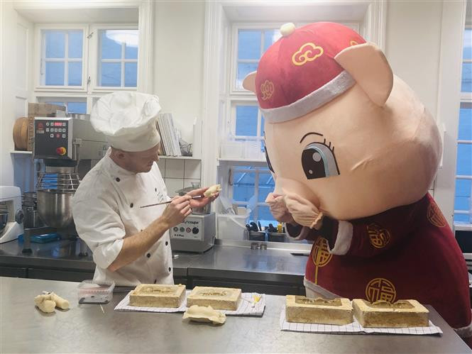 Artesano elabora imagen del cerdo en una confitería en Copinaren, Dinamarca, en ocasión del Nuevo Año Lunar. (Fuente: Xinhua/VNA) 