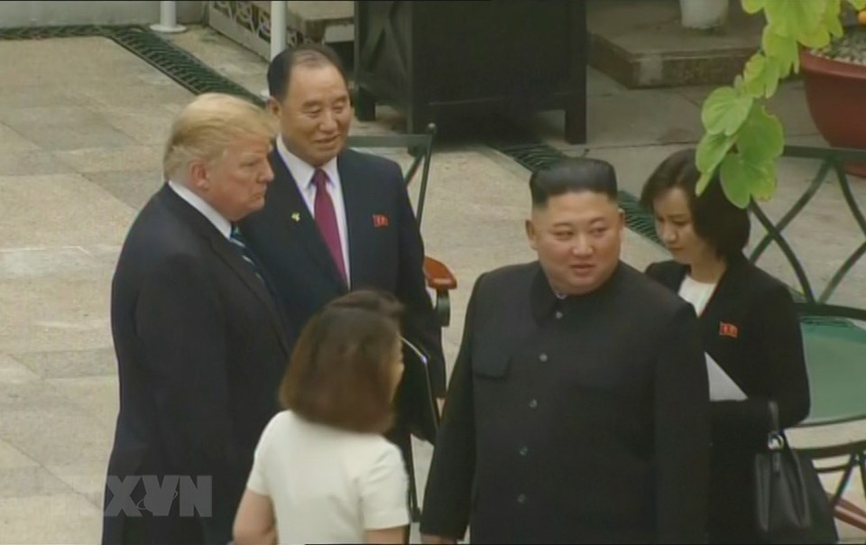 Presidente estadounidense, Donald Trump, y el líder norcoreano, Kim Jong-un, en el hotel Sofitel Legend Metropole Hanoi antes de la reunión ampliada el 28 de febrero de 2019, en marco de la segunda Cumbre EE.UU.-RPDC. (Fuente: VNA)