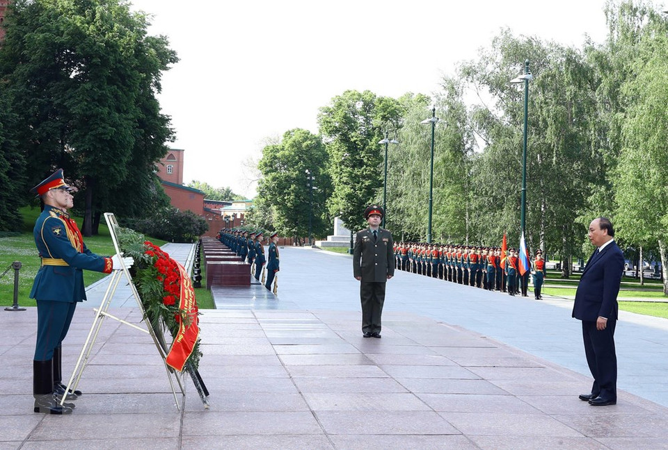 El primer ministro Nguyen Xuan Phuc y su comitiva visitan al Monumento del Soldados Desconocidos, dedicado a los mártires soviéticos caídos en la Gran Guerra Patria, frente al muro del Kremlin. (Foto: VNA)