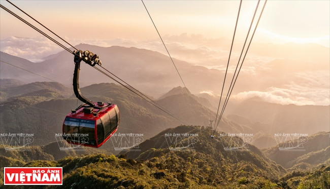 El sistema de teleférico de tres cables lleva a los visitantes del valle de Muong Hoa al pico Fansipan, también conocido como "El Techo de Indochina", en Hoang Lien Son. (Fuente: Sun Group/VNA)