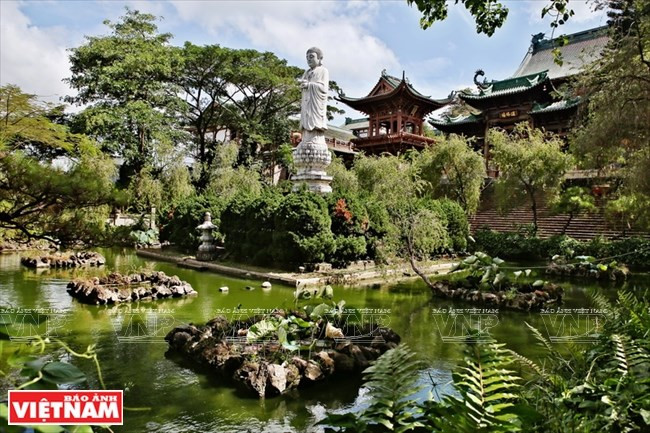 El patio está decorado con un lago y árboles, junto con paisajes naturales en miniatura. (Foto: VNA)