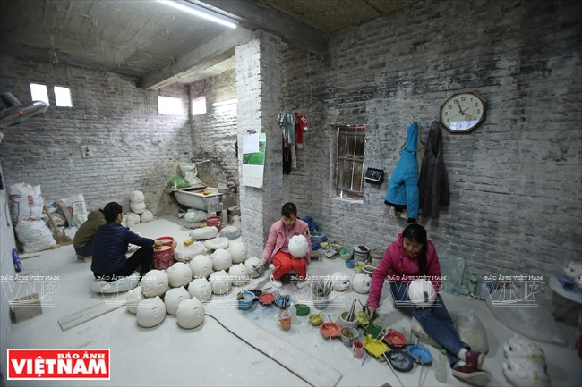 Artesanos pintan con esmaltes sus productos después del horneado. (Fuente: VNA)