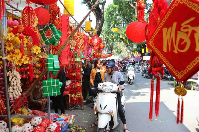  Los capitalinos visitan la calle Hang Ma. (Fuente: VNA)