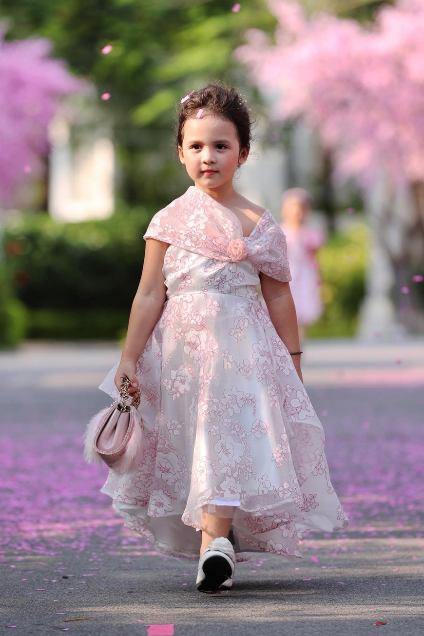 Los colores pastel como rosado, así como amarillo y verde son los tonos principales de la colección. (Foto: VNA)