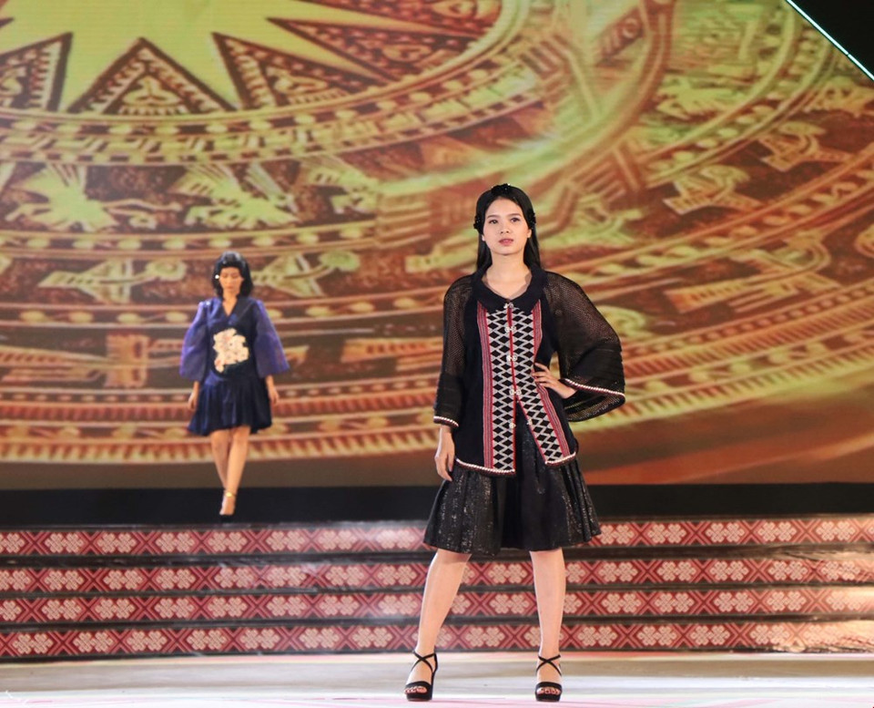 Desfile de moda en el Festival de Brocado en Dak Nong. (Fuente:VNA)
