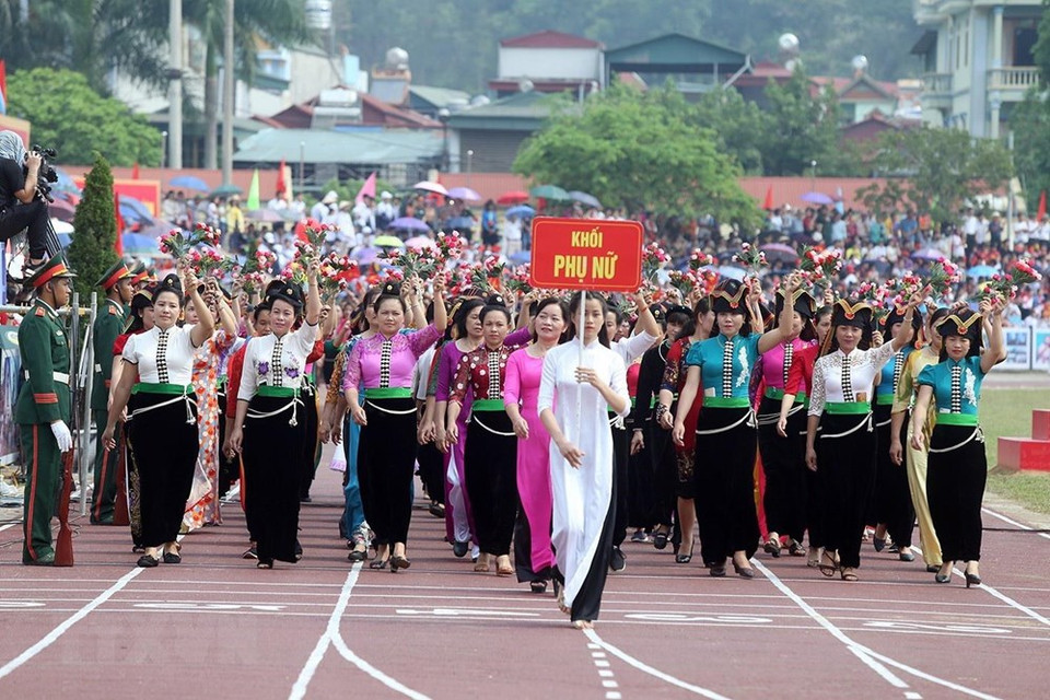 Las mujeres participan en el desfile. (Foto: VNA)
