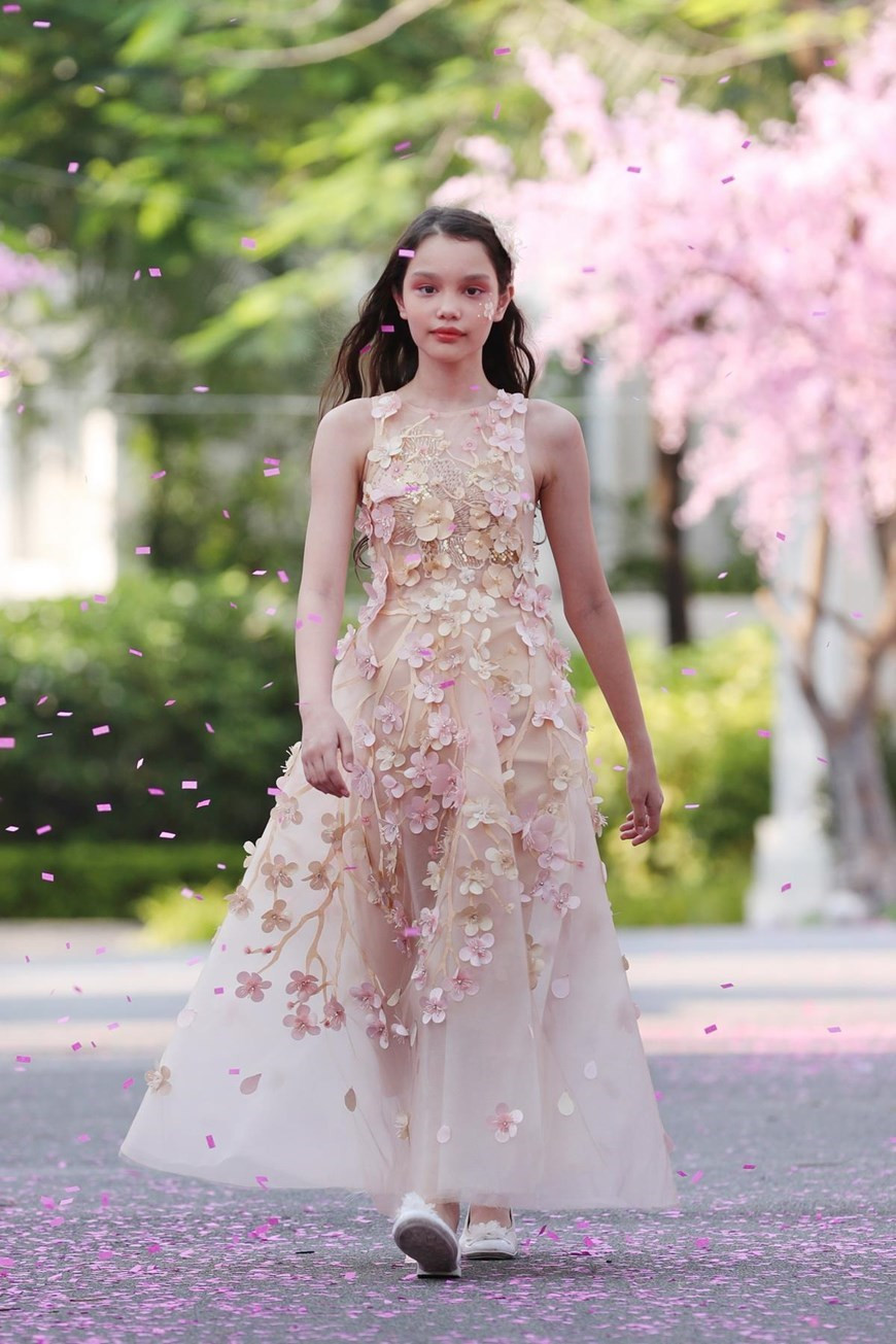 Inspirada por las hermosas flores en la primavera, la marca Amirabel inicia el espectáculo con impresionantes vestidos. (Foto: VNA)