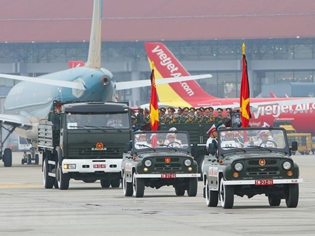El coche fúnebre lleva el ataúd del ex presidente Le Duc Anh llega al Aeropuerto Internacional de Noi Bai, para luego trasladar a Ciudad Ho Chi Minh, donde será enterrado. (Foto: VNA)