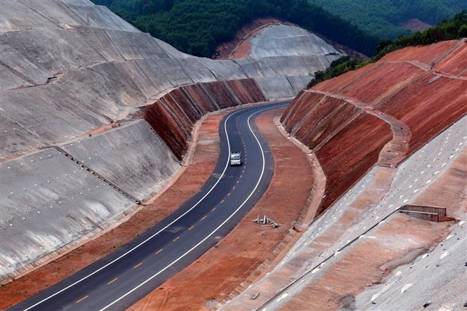 La autopista de 77 kilómetros se inicia en la ciudad de La Son, distrito de Phu Loc, provincia de Thua Thien-Hue, y termina en la intersección con la autopista Da Nang - Quang Ngai, en Tuy Loan, ciudad de Da Nang (Foto: VNA)