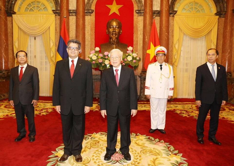 Embajador de Colombia, Rodriguez Melo, entregó a Nguyen Phu Trong sus cartas credenciales. (Foto: VNA)