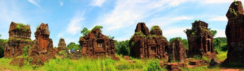 Las torres, cubiertas con techos de tejas, disponen de ofrendas y objetos sagrados de los peregrinos. (Foto: VNA)