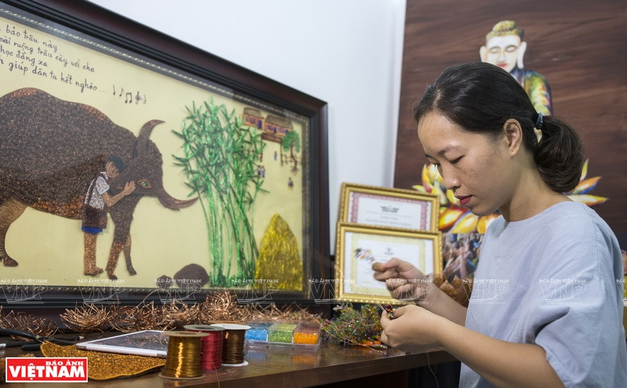 La artesana inició sus trabajos hace 13 años y hoy día, ha obtenido muchos éxitos. Sus productos son vendidos en Vietnam y exportados a Estados Unidos, Japón, Filipinas y Nueva Zelanda. (Fuente: VNA)