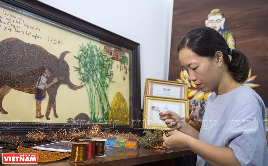 La artesana inició sus trabajos hace 13 años y hoy día, ha obtenido muchos éxitos. Sus productos son vendidos en Vietnam y exportados a Estados Unidos, Japón, Filipinas y Nueva Zelanda. (Fuente: VNA)
