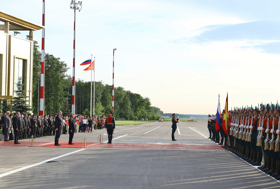 El premier Nguyen Xuan Phuc y el vicecanciller ruso Igor Morgulov en la ceremonia de despida. (Foto: VNA)