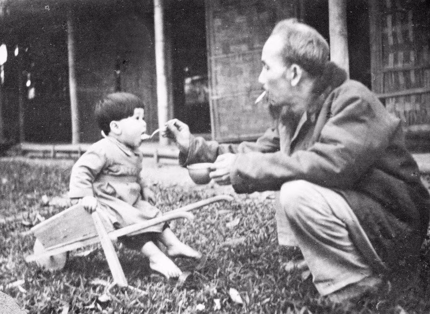 El presidente Ho Chi Minh visitó a un campamento de niños en el campo de batalla de Viet Bac en 1950. (Foto: VNA)