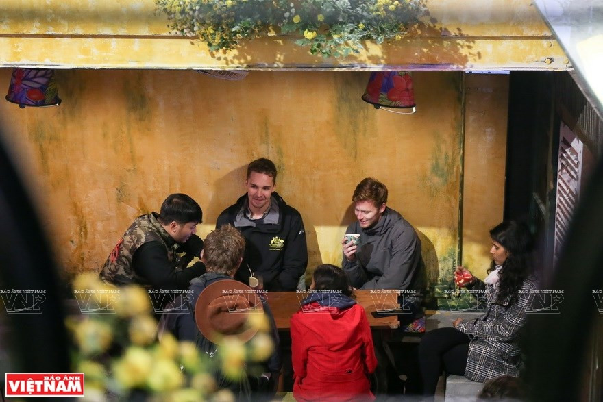 Al crear un espacio verde, el local alienta a los clientes a proteger el medio ambiente con promociones únicas como un descuento de hasta 20 por ciento con el cambio de cinco botellas de plástico o vidrio. (Foto: VNA)