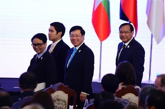 Viceprimer ministro y canciller vietnamita, Pham Binh Minh, participa en la 52 Conferencia Ministerial de Relaciones Exteriores de la ASEAN en Bangkok y otras reuniones en esta ocasión. (Foto: VNA)